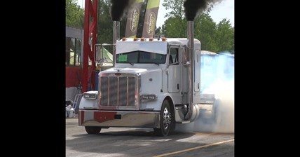 Peterbilt punishes all 8 rear tires in burnout clinic